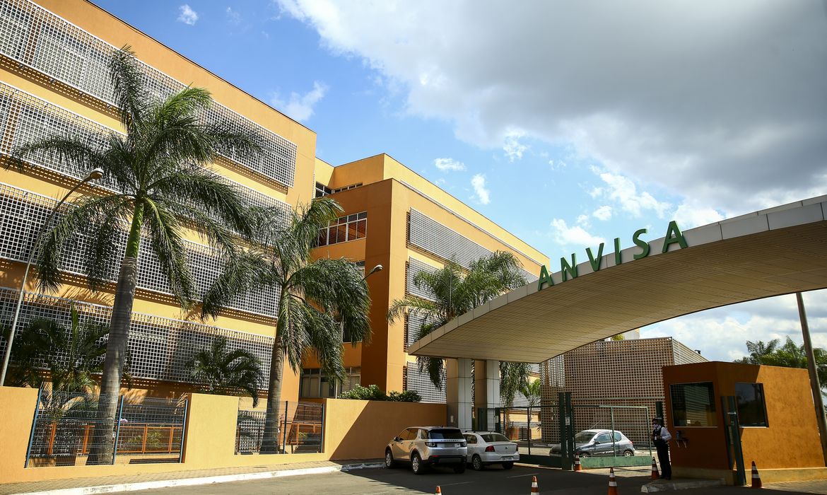 Anvisa proíbe 12 produtos de limpeza sem regularização, incluindo alvejantes, tira-manchas e percarbonato de sódio.