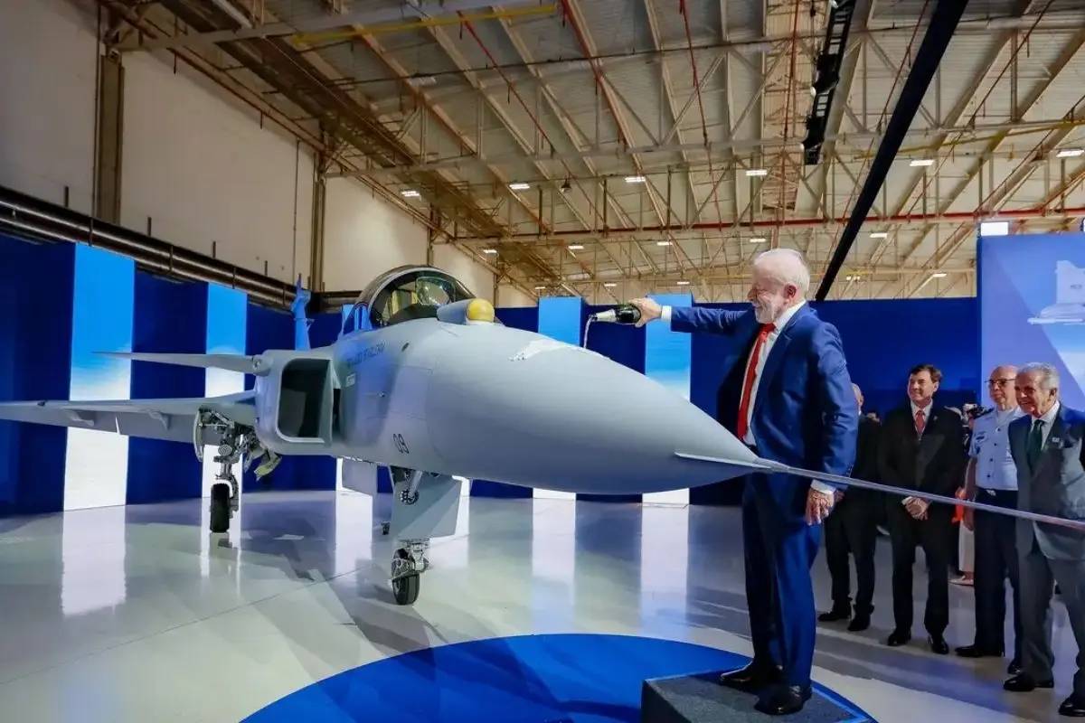 Gripen F faz primeiro voo na Suécia com piloto brasileiro e avança para novos testes antes da entrega à FAB.