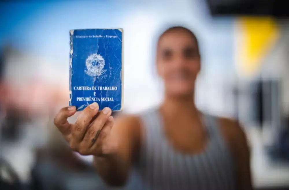 Desemprego no Brasil cai para 5,3% até julho, menor taxa para o período desde 2012, enquanto ocupação bate recorde.