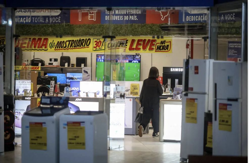 Comércio varejista fecha 45,9 mil vagas no primeiro semestre de 2026, pressionado por juros, endividamento e mudanças no consumo.