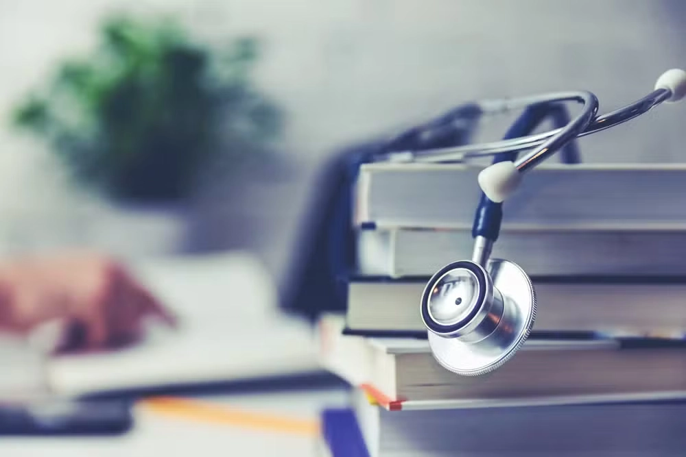 Justiça suspende punições do Enamed aplicadas pelo MEC a faculdades de Medicina até julgamento definitivo da ação.