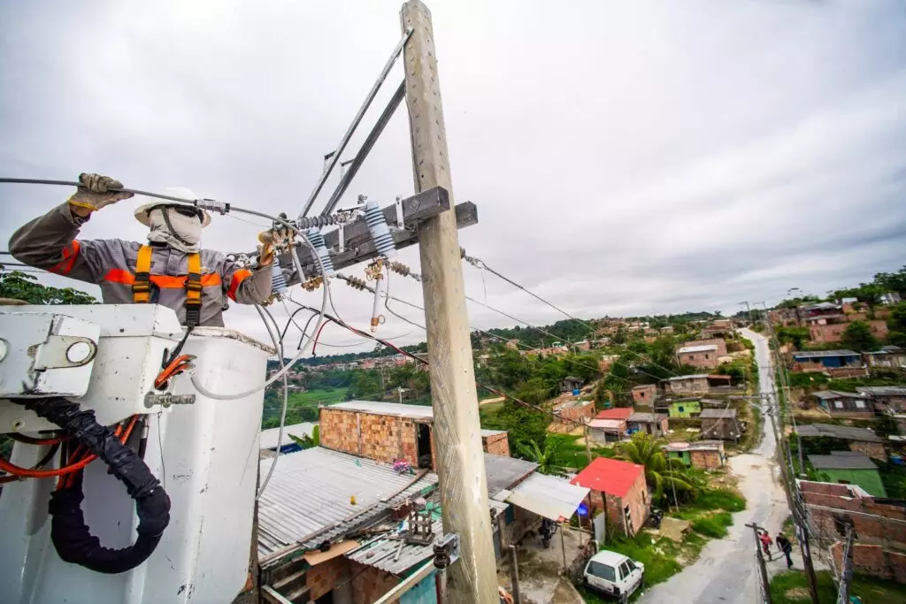 Sete bairros de Manaus terão desligamento de energia nesta segunda-feira. Veja os locais e horários das interrupções programadas.