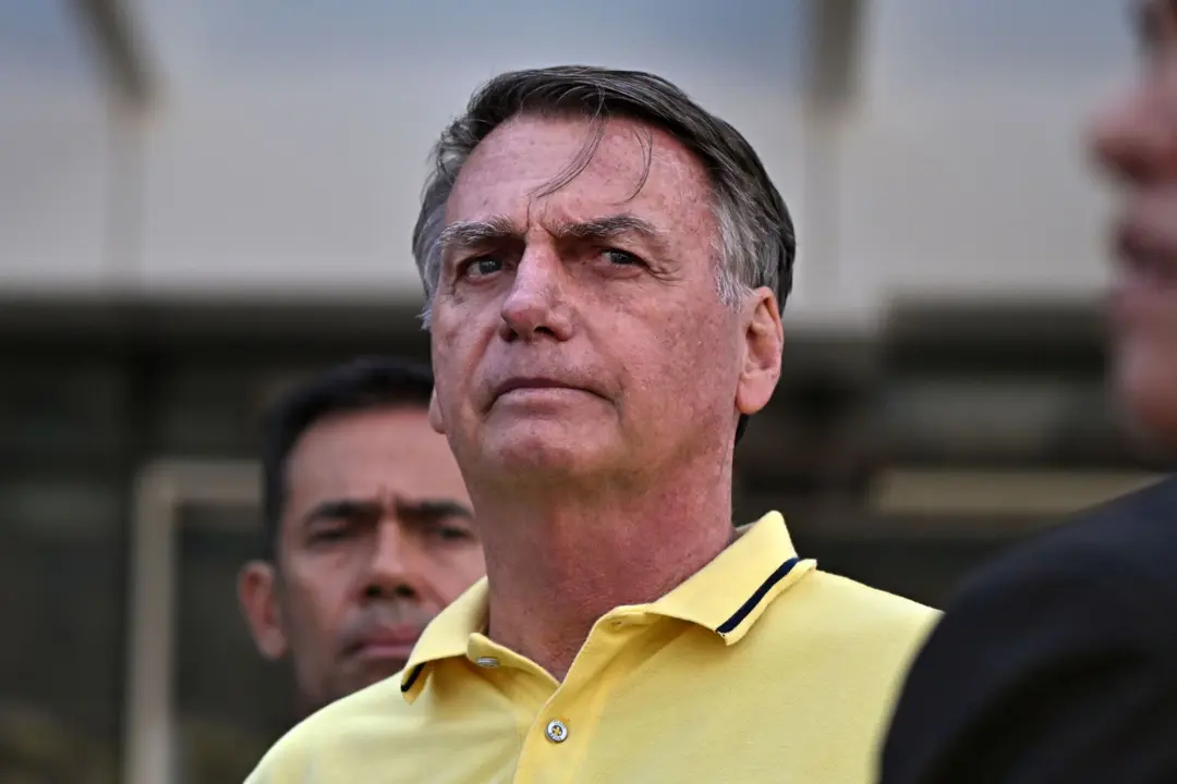 Alexandre de Moraes autorizou novas visitas a Bolsonaro, mas manteve restrições a encontros com finalidade político-eleitoral.