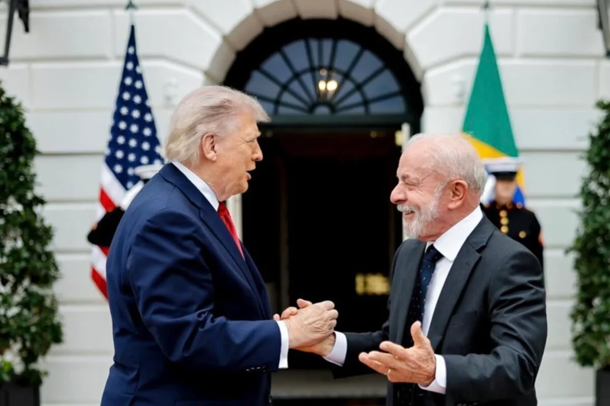 Lula e Trump discutiram as tarifas dos EUA ao Brasil e concordaram com uma nova reunião entre representantes dos dois países.