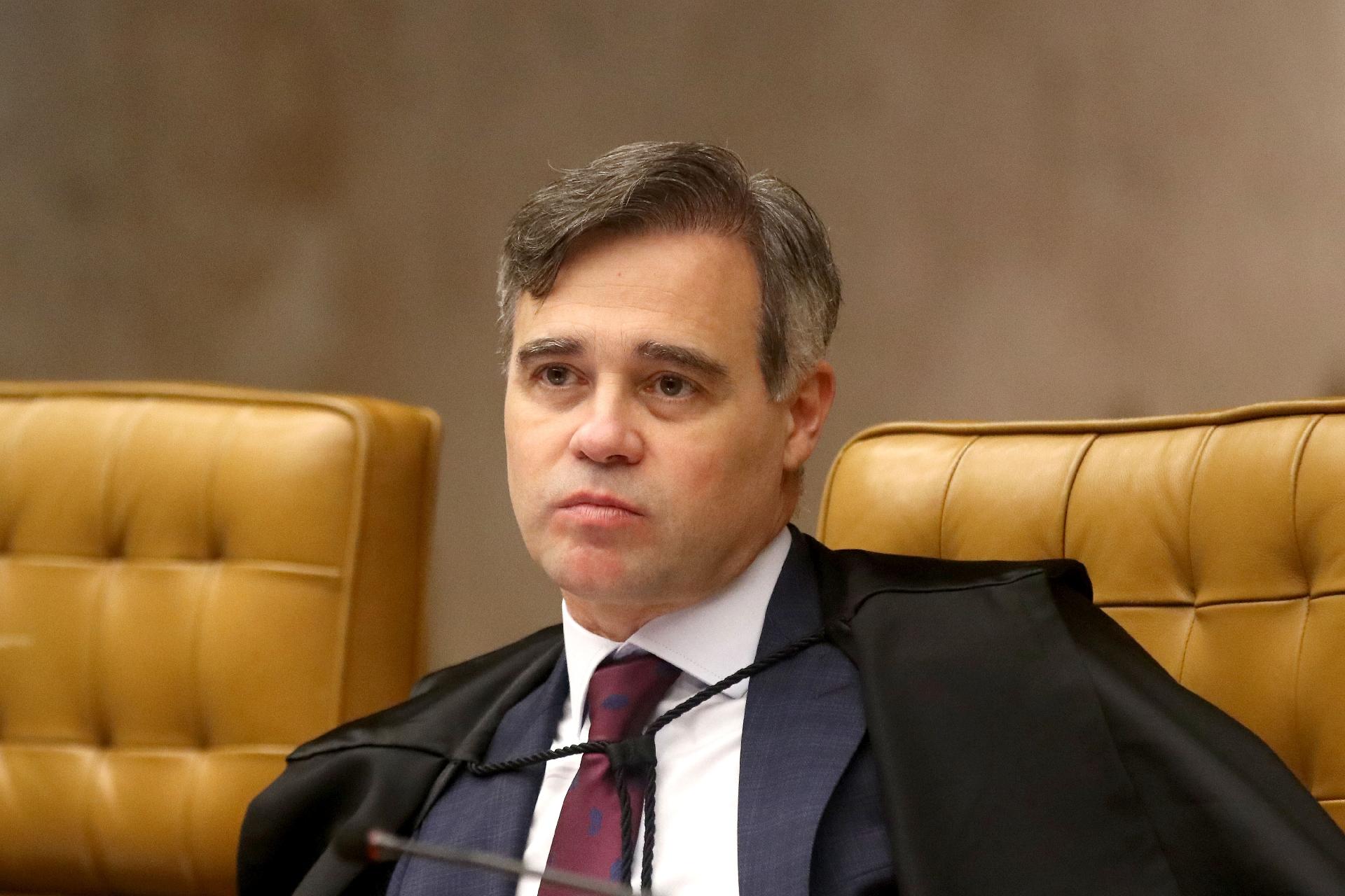 Mendonça manda apurar vazamento de dados de Lulinha e determina que PF amplie investigação sobre informações sigilosas.