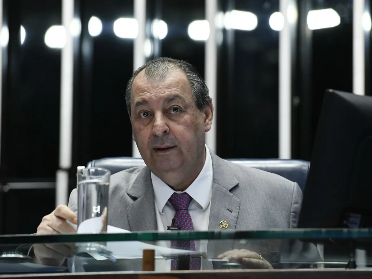 Fim da escala 6x1 avança no Senado com texto mantido por Omar Aziz, que prevê 40 horas semanais e dois dias de descanso.