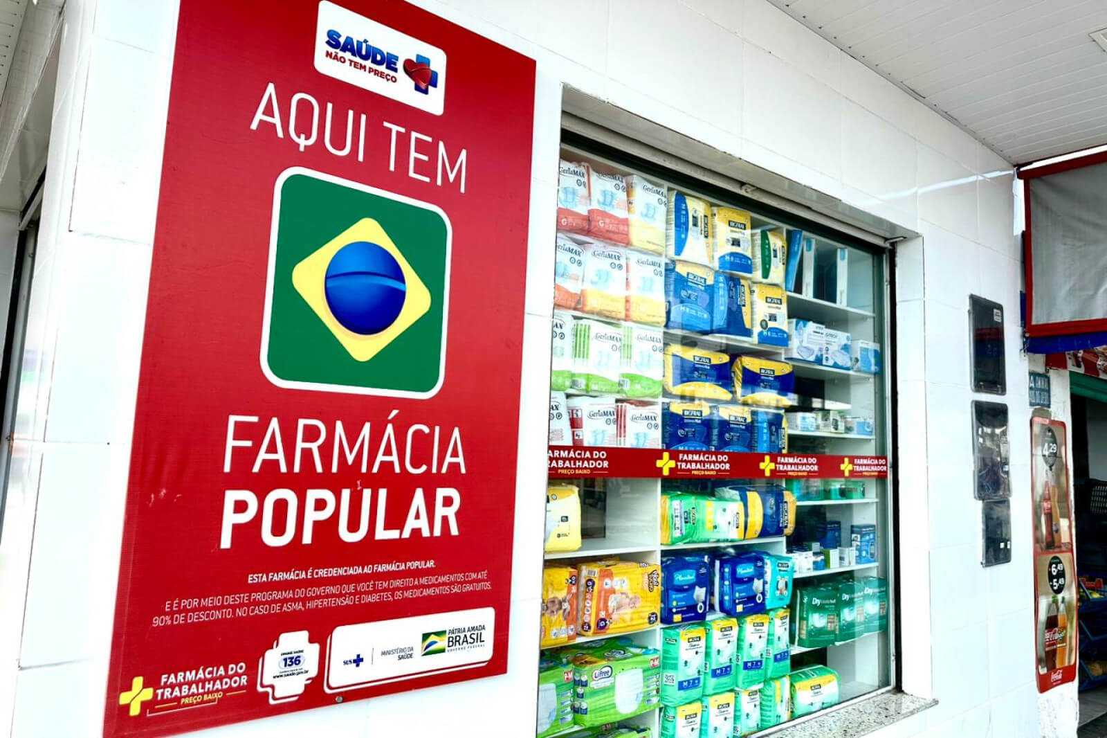 Farmácia Popular poderá oferecer exames, testes rápidos, teleatendimento e unidades volantes em áreas ribeirinhas, segundo nova regulamentação.