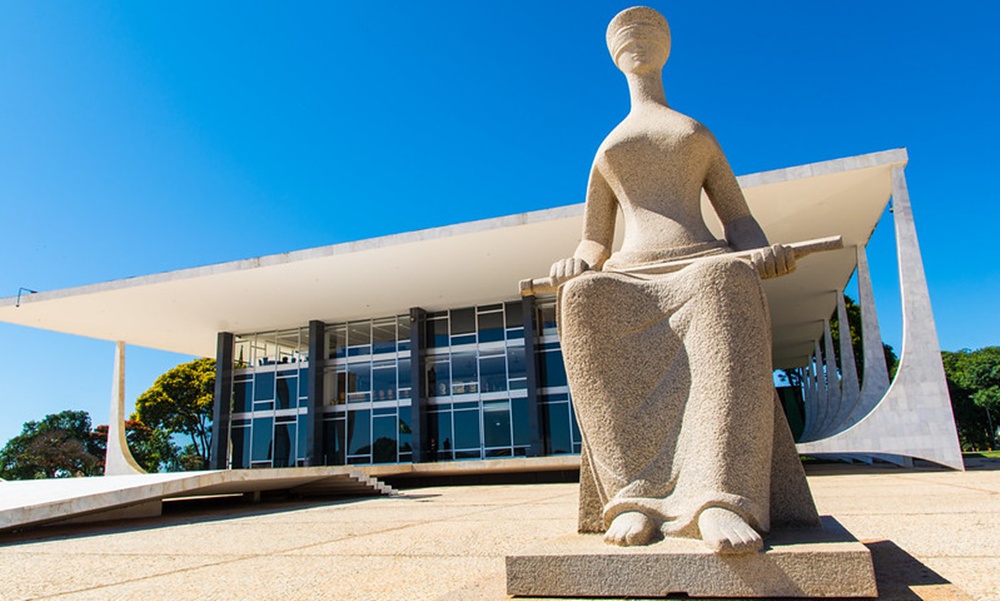 STF determina devolução de penduricalhos e suspende pagamentos irregulares acima do limite em sete tribunais estaduais por decisão de Alexandre de Moraes.