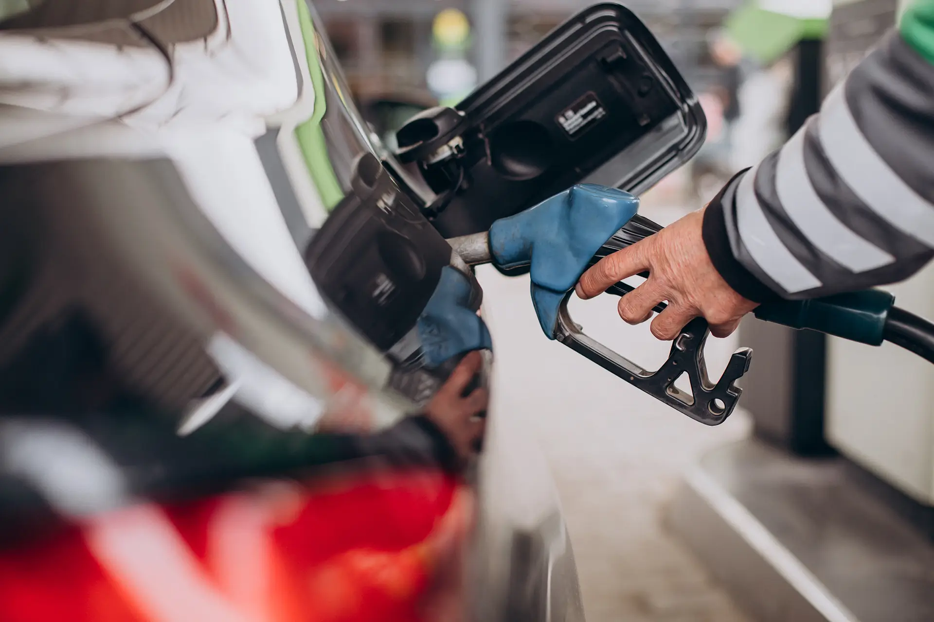 Governo prorroga subsídio para gasolina de R$ 0,44 por litro até 9 de setembro para conter altas do petróleo.