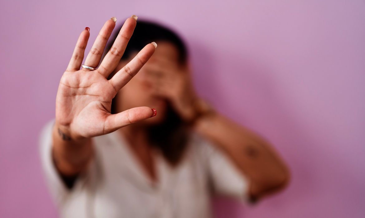 Delegacia Digital da Mulher permite registrar denúncias de violência doméstica, solicitar medidas protetivas e receber encaminhamento ao IML.