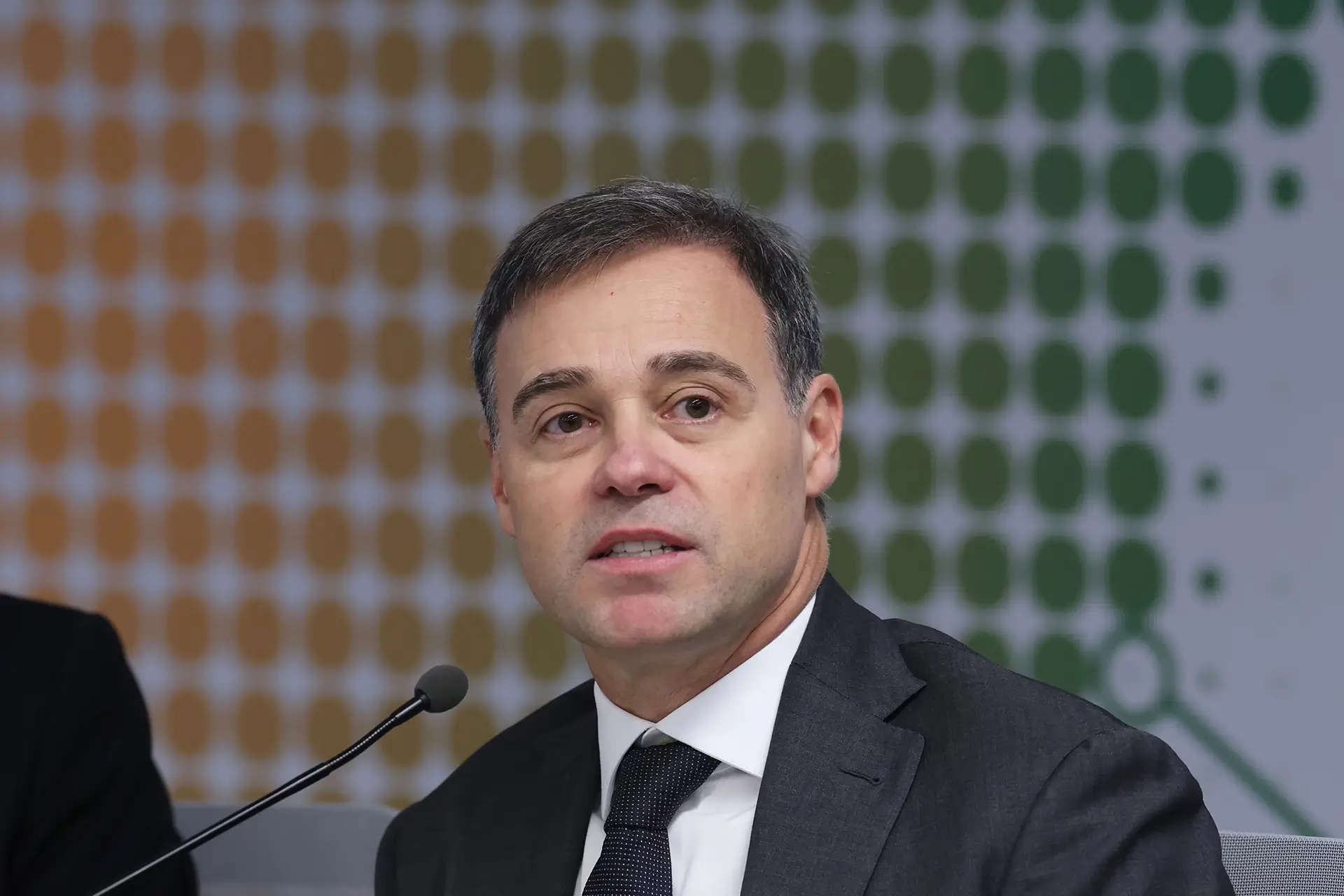 Após revelação de contratos sem licitação, André Mendonça deixa o Instituto Iter e cede suas cotas sem contrapartida financeira.