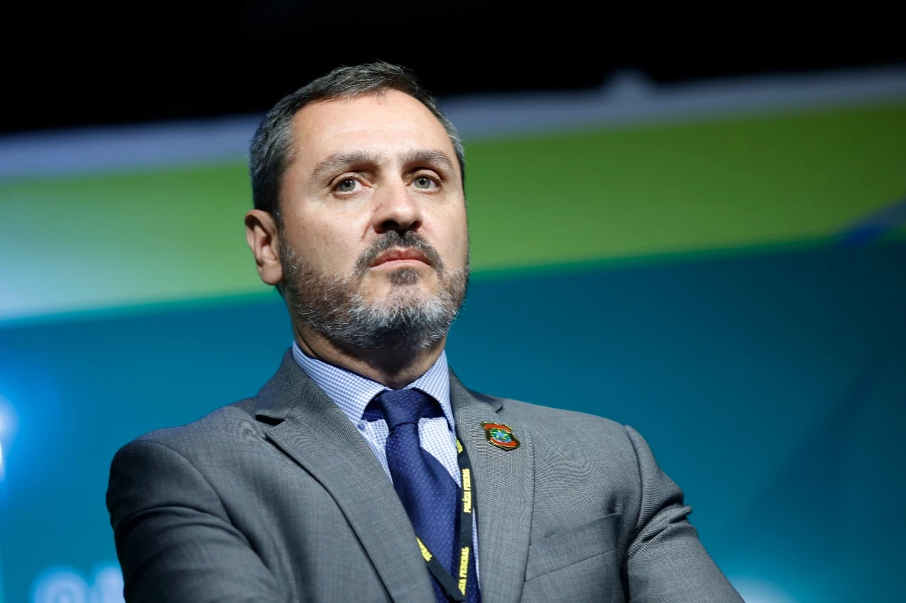 Onze diretores da PF apoiam Andrei Rodrigues e colocam cargos à disposição após afastamento determinado por André Mendonça.