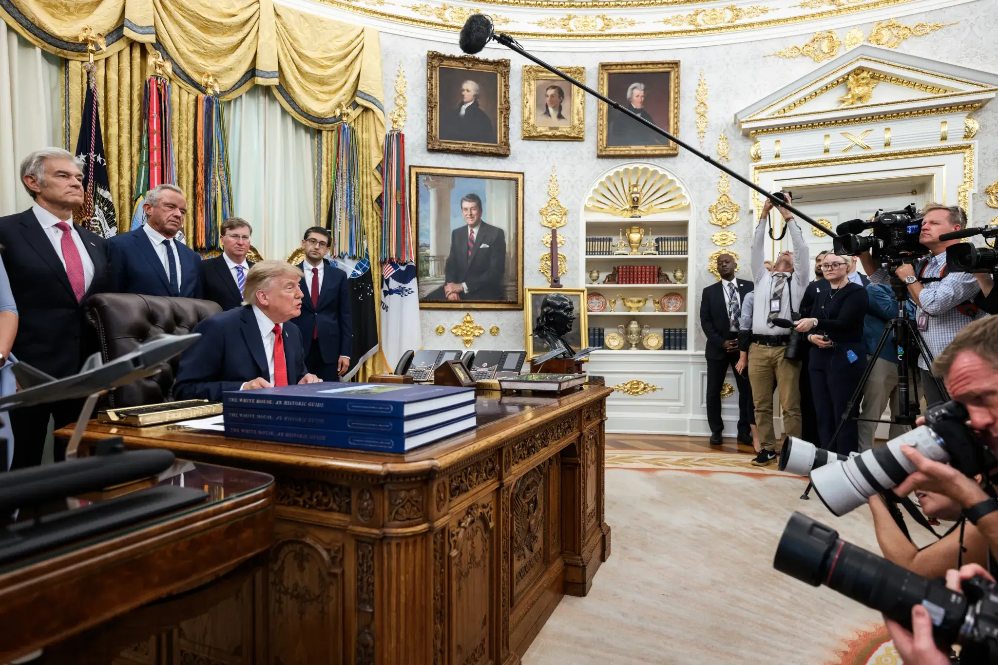 CNN, MS NOW e Politico movem processo contra governo Trump após credenciais serem revogadas e o acesso à Casa Branca ser negado.