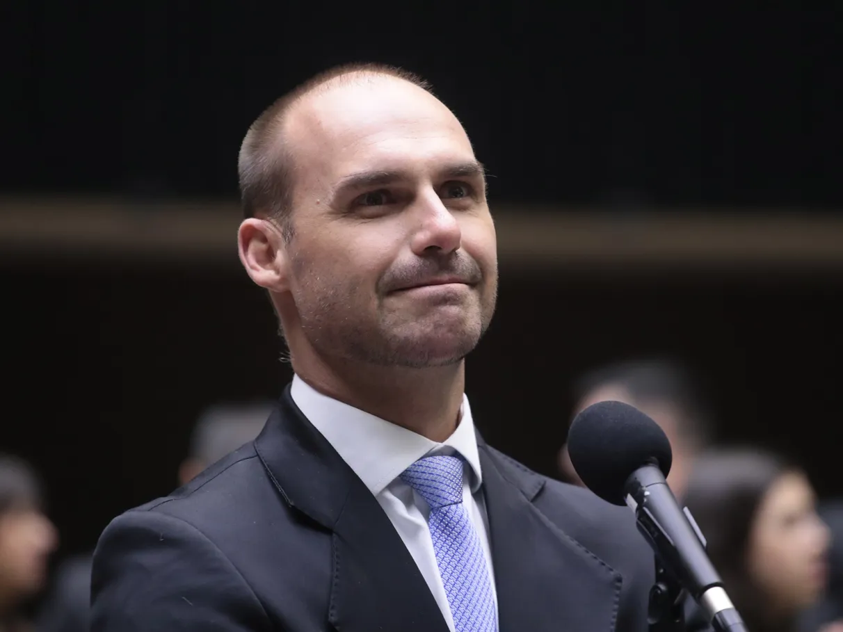 Eduardo Bolsonaro é demitido da PF por abandono de cargo. Decisão foi publicada no DOU após processo disciplinar.