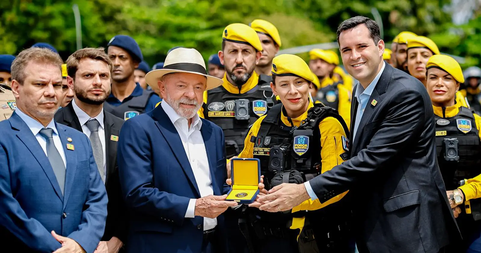 Flávio Bolsonaro aciona TSE contra Lula e questiona suposto uso eleitoral de eventos oficiais durante a campanha presidencial.