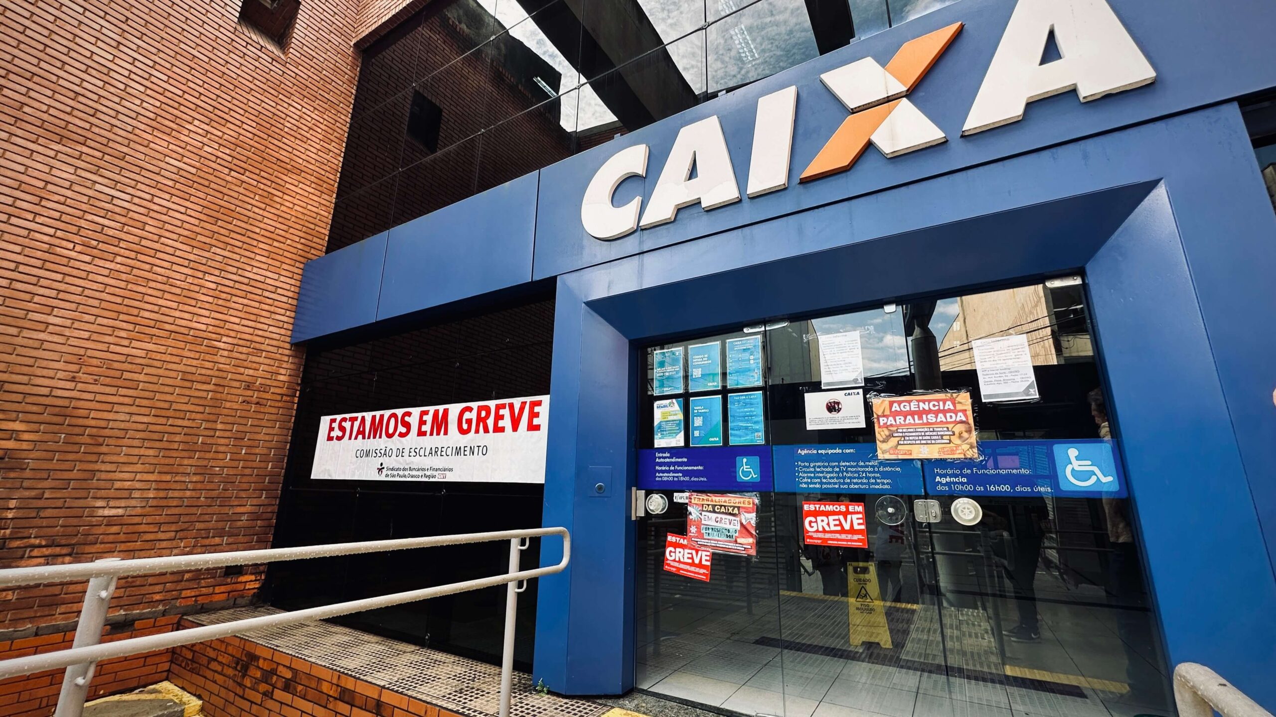 Greve da Caixa chega ao 15º dia e negociação vai ao TST. Bolsa Família e outros benefícios seguem com pagamentos normais.