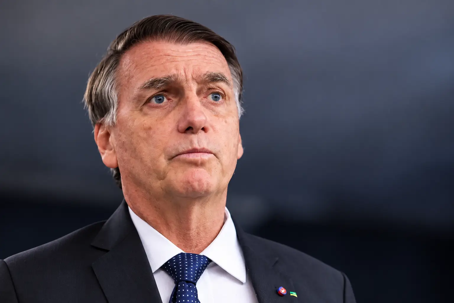 Defesa de Bolsonaro pede ao STF suspensão da pena de 27 anos e 3 meses enquanto Corte analisa pedido de revisão criminal.