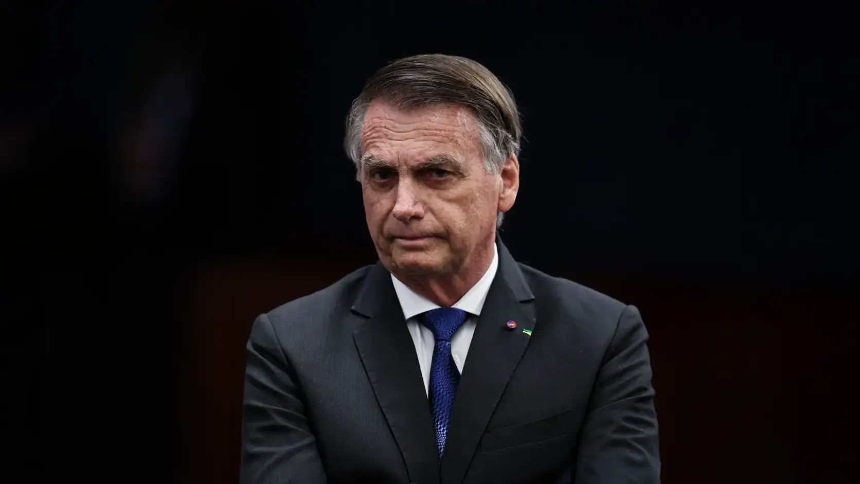 Defesa de Bolsonaro desiste de pedido para suspender pena de 27 anos e 3 meses, mas mantém revisão criminal no STF.