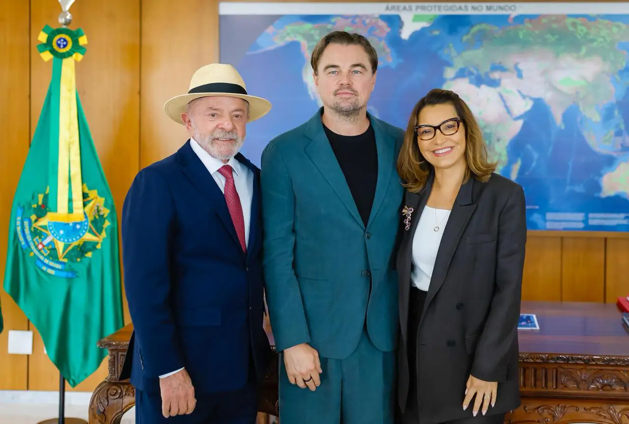 Leonardo DiCaprio se reúne com Lula para discutir a preservação da Amazônia, proteção indígena, combate ao garimpo e mudanças climáticas.