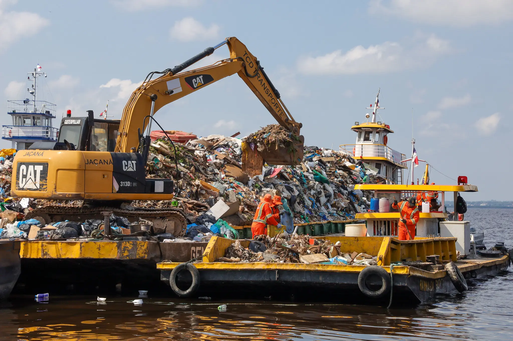 Prefeitura de Manaus retira mais de 400 toneladas de lixo em operação de limpeza da orla, igarapés e comunidades durante a estiagem.