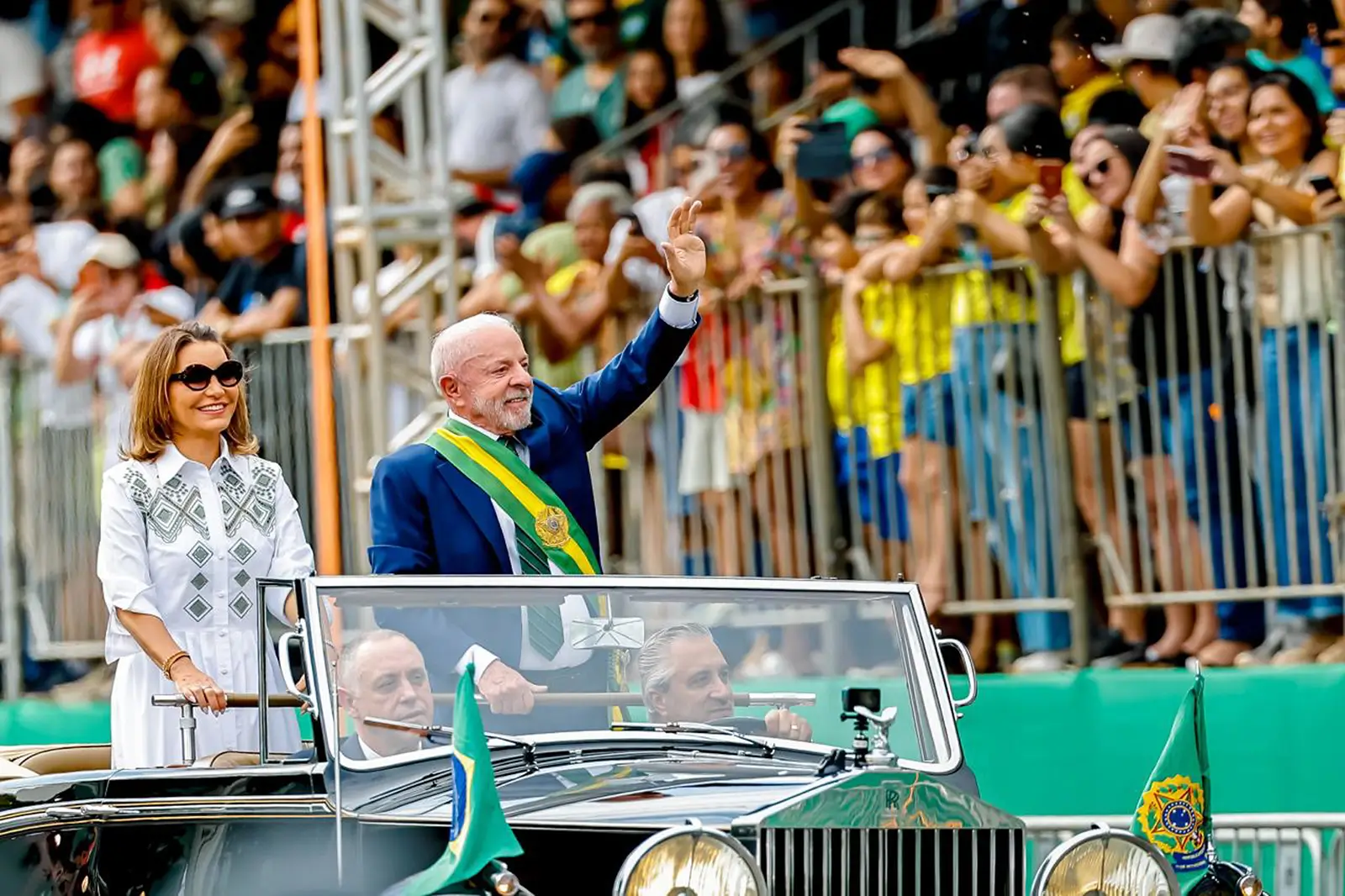 Lula participa do 7 de Setembro ao lado de Fachin, Alcolumbre e Motta, em meio à crise no STF e às restrições do período eleitoral.