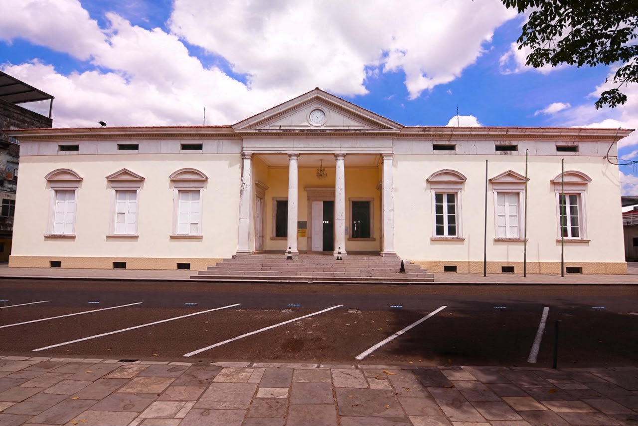 Exposição sobre a pandemia em Manaus reúne fotos, vídeos, relatos e registros da Covid-19 no Museu da Cidade até 29 de novembro.