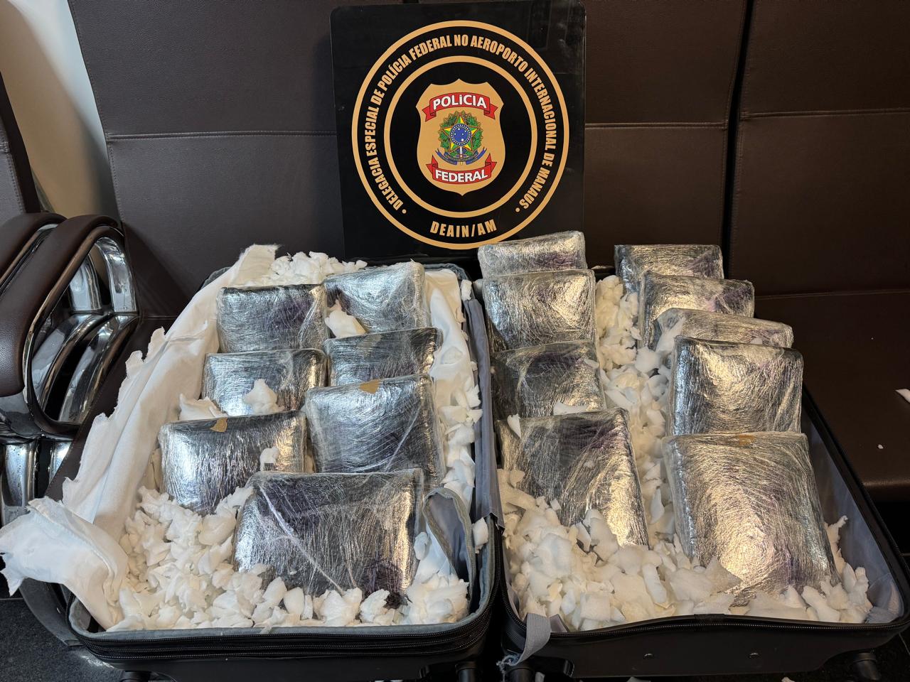 PF apreende 18,41 kg de skunk no Aeroporto de Manaus e prende mulher em flagrante por tráfico interestadual de drogas.