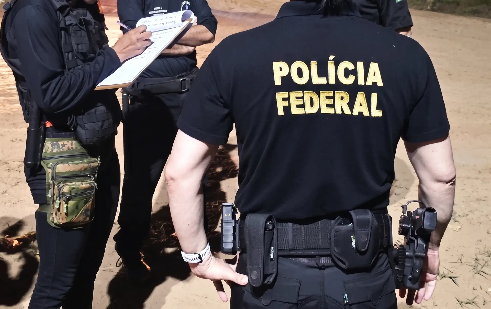 Polícia Federal interrompeu serviço de segurança privada irregular durante festival em Boca do Acre após denúncias.