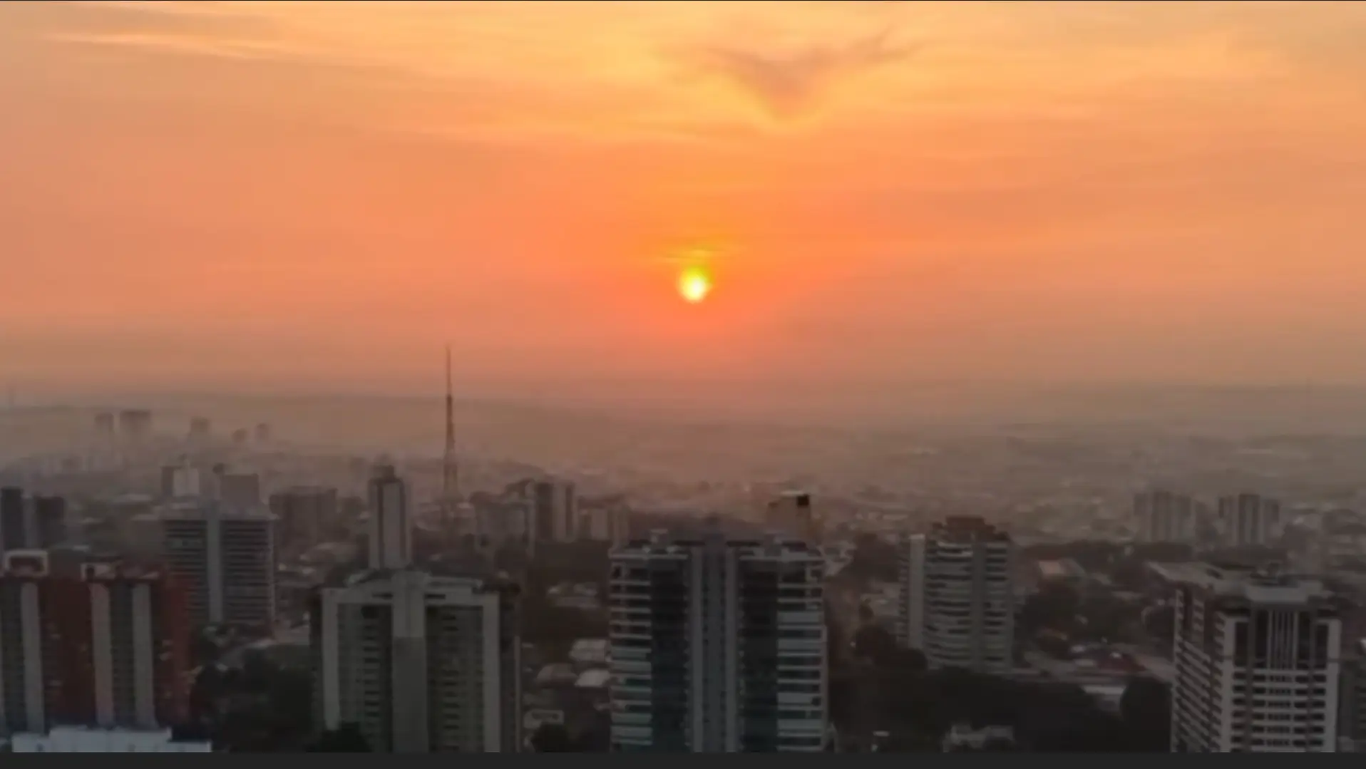 Qualidade do ar em Manaus chega a nível crítico, com índice de 437,4 e fumaça em várias zonas da capital nesta quarta-feira.
