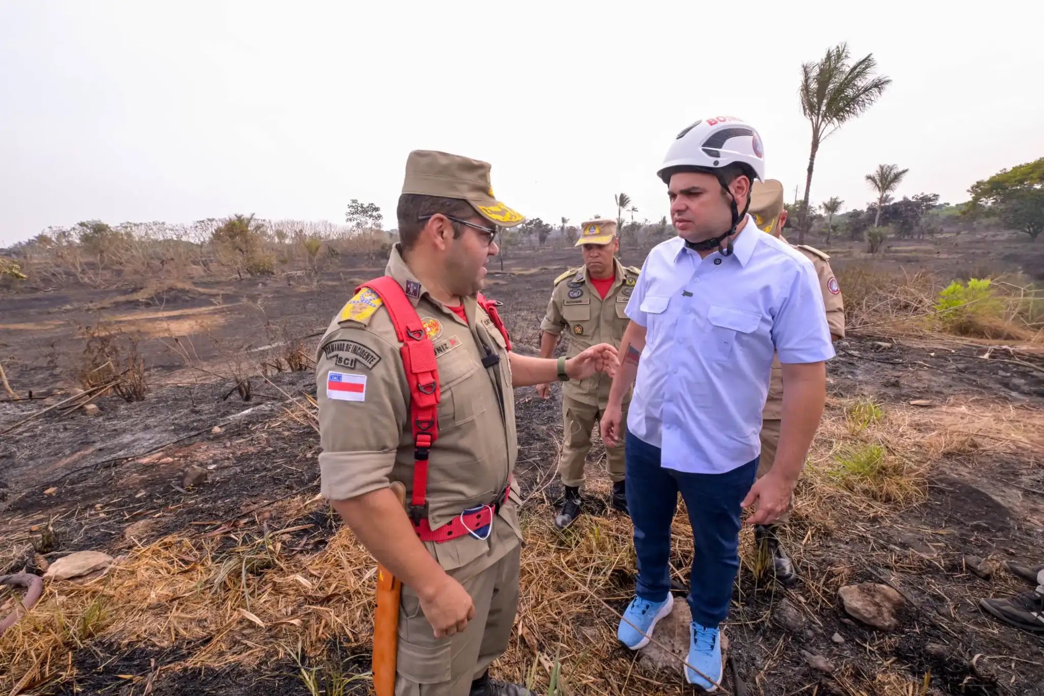 Incêndio na AM-070, em Iranduba, é controlado após noite de combate. Bombeiros usaram mais de 150 mil litros de água.