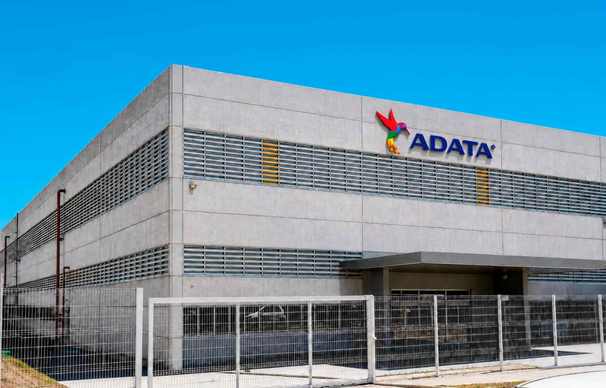 ADATA dobra área fabril em Manaus e levará à capital a produção de servidores de alta potência até dezembro de 2026.