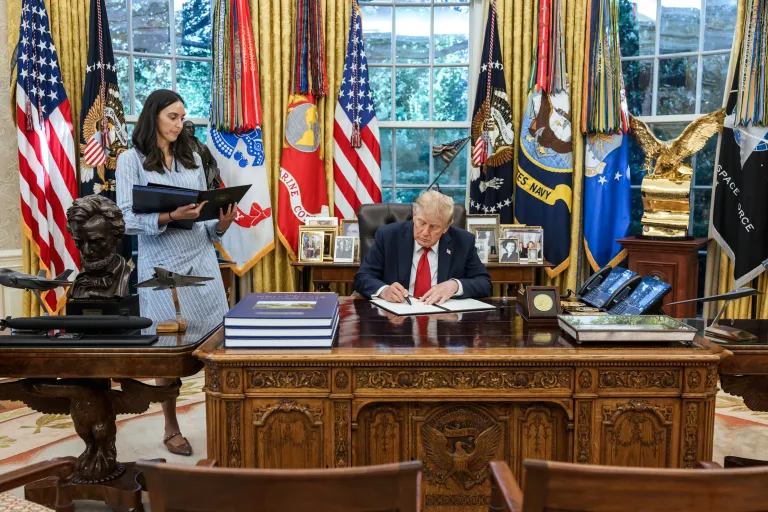 Trump anuncia acordo de autorregulação da IA com grandes empresas de tecnologia e reforça apoio à expansão de data centers nos Estados Unidos.