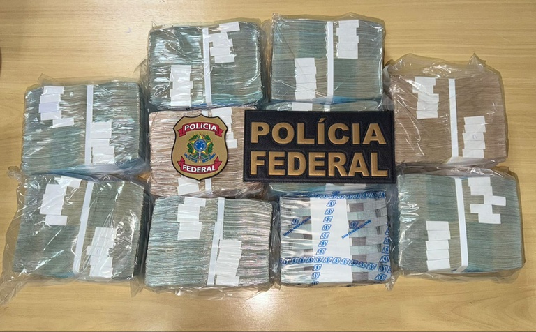 PF prende homem com R$ 1 milhão em espécie e arma durante ação contra crimes eleitorais em Manaus.