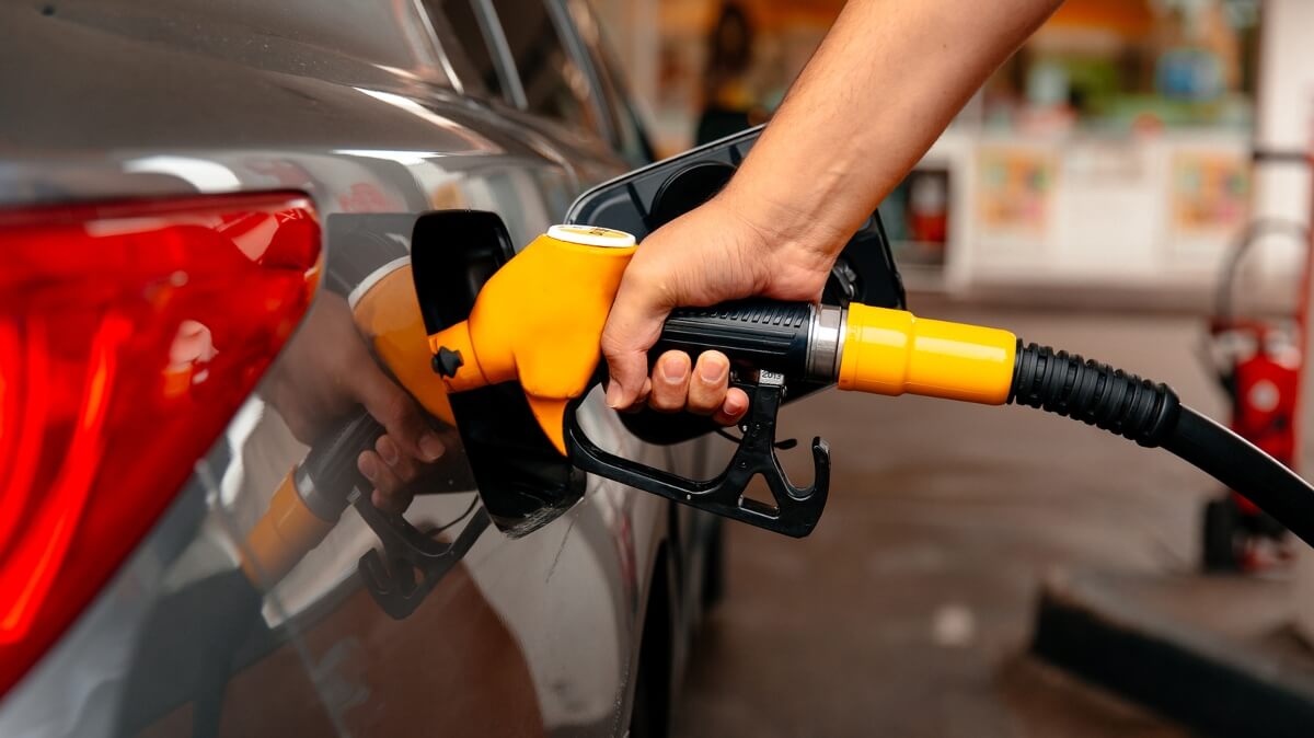 Governo autoriza testes para elevar o etanol na gasolina de 32% para 35%. Mudança ainda dependerá de avaliação técnica.
