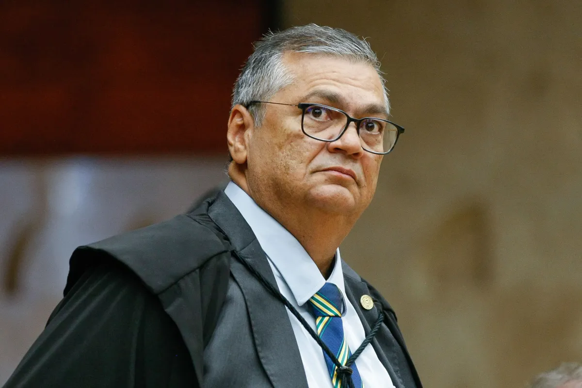 Flávio Dino pede vista no caso Moraes e Mendonça, interrompe julgamento no STF e deixa decisão sobre processos para nova análise.