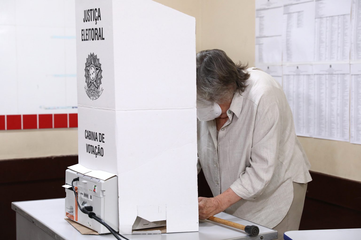 Prova de vida INSS poderá usar o comparecimento às urnas nas Eleições 2026. Quem não votar não terá o benefício bloqueado automaticamente.