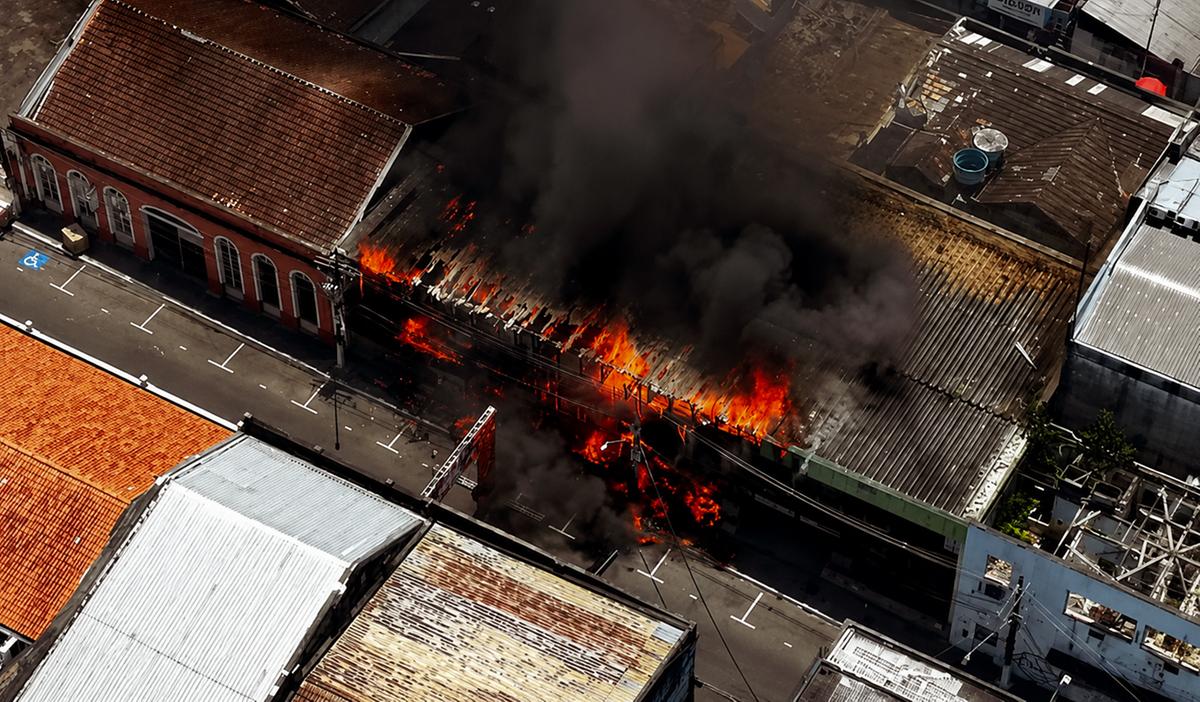 Um incêndio no antigo Basa mobilizou bombeiros no Centro de Manaus nesta quinta-feira (3)