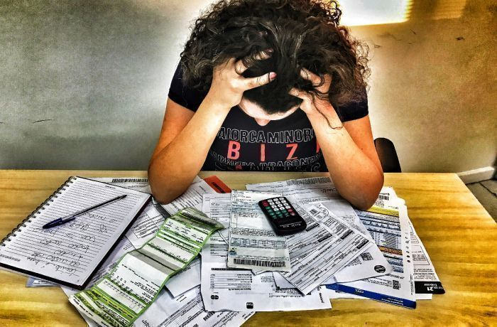 Inadimplência das famílias sobe para 6% em agosto e bate novo recorde, segundo o Banco Central. Endividamento chega a 49,9%.