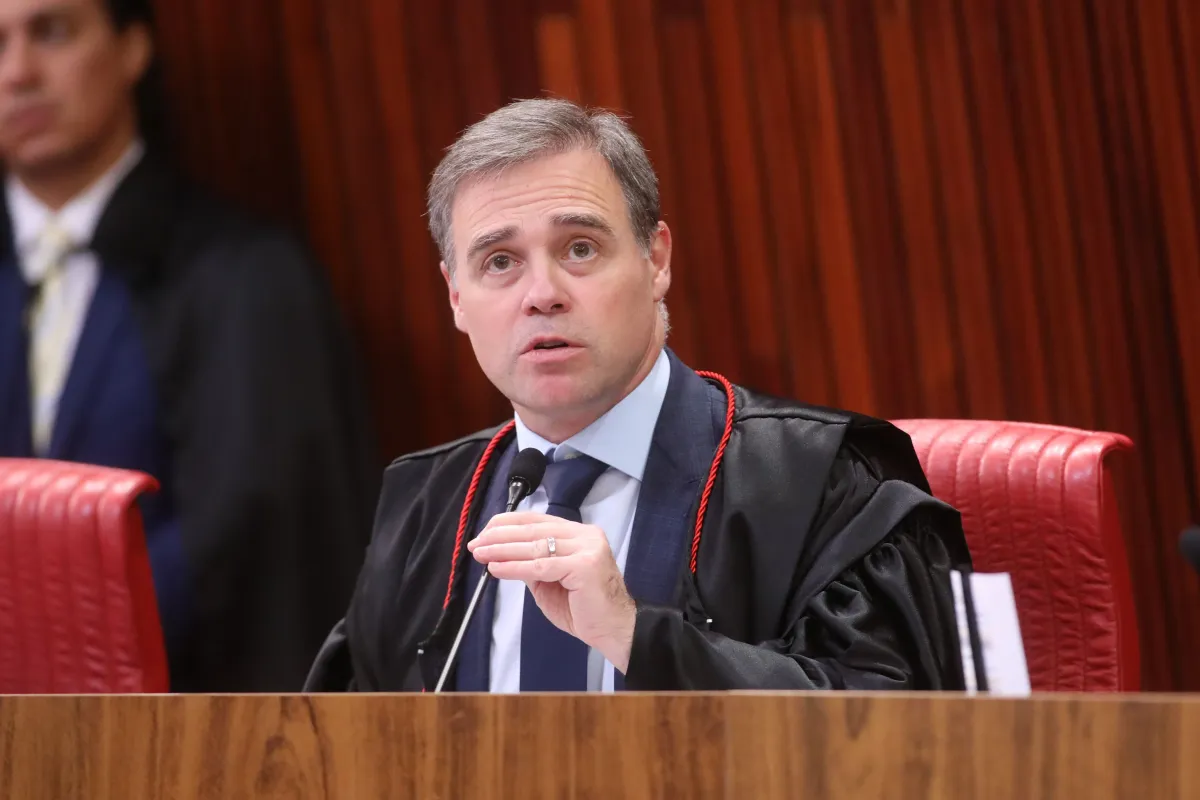 Mendonça retira sigilo sobre pagamentos de Daniel Vorcaro e Banco Master antes de julgamento no STF sobre mensagens com Moraes.