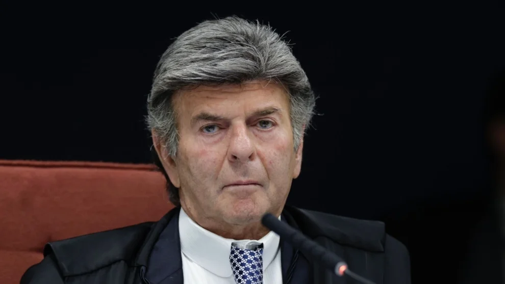 Fux suspende decisão de Dino e restabelece ordem do TSE para retirada de posts sobre Nossa Senhora Aparecida até análise do STF.