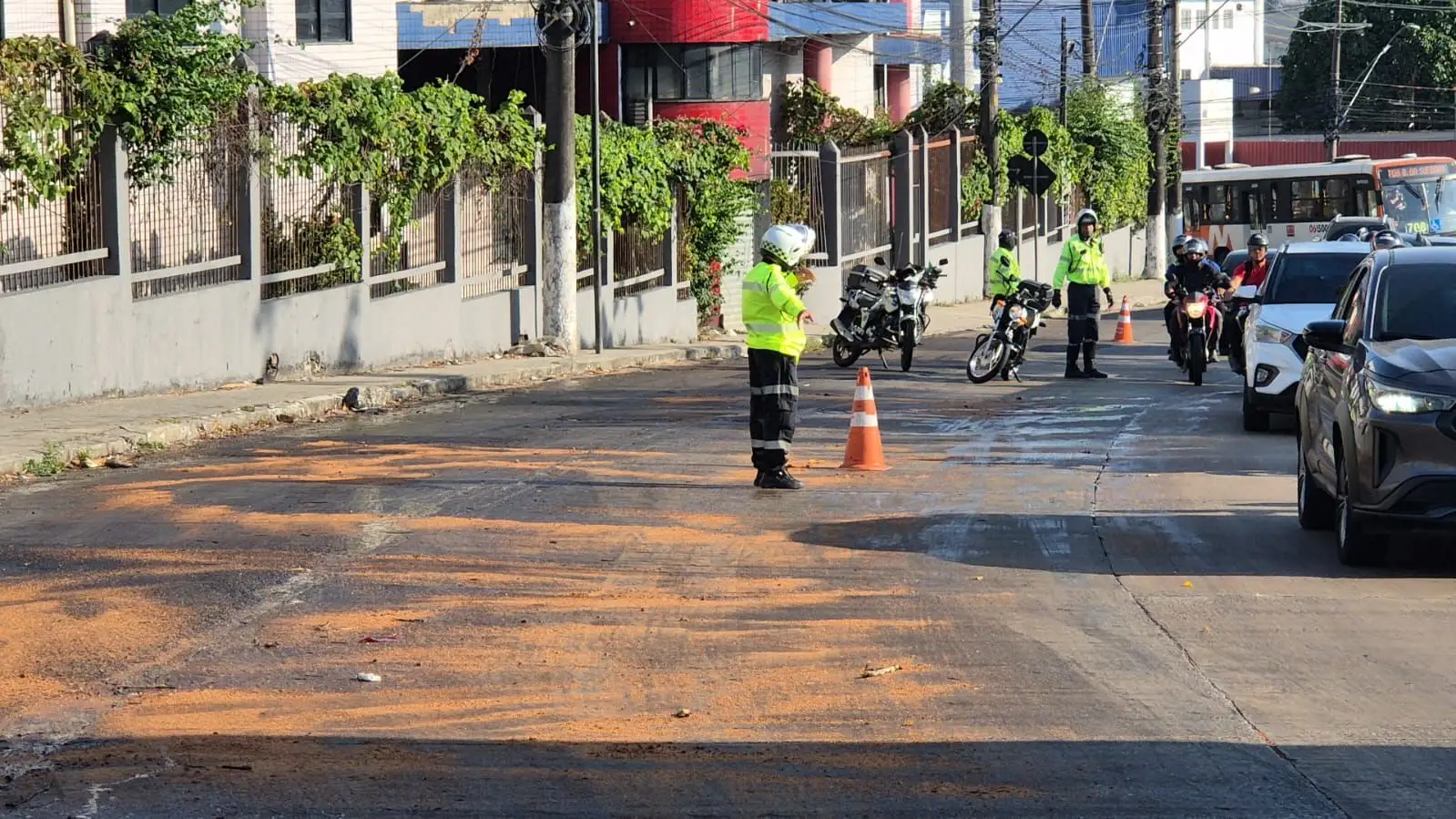 Óleo na pista provoca quedas de motociclistas na Bola da Suframa, em Manaus. Trecho está escorregadio e exige atenção dos condutores.