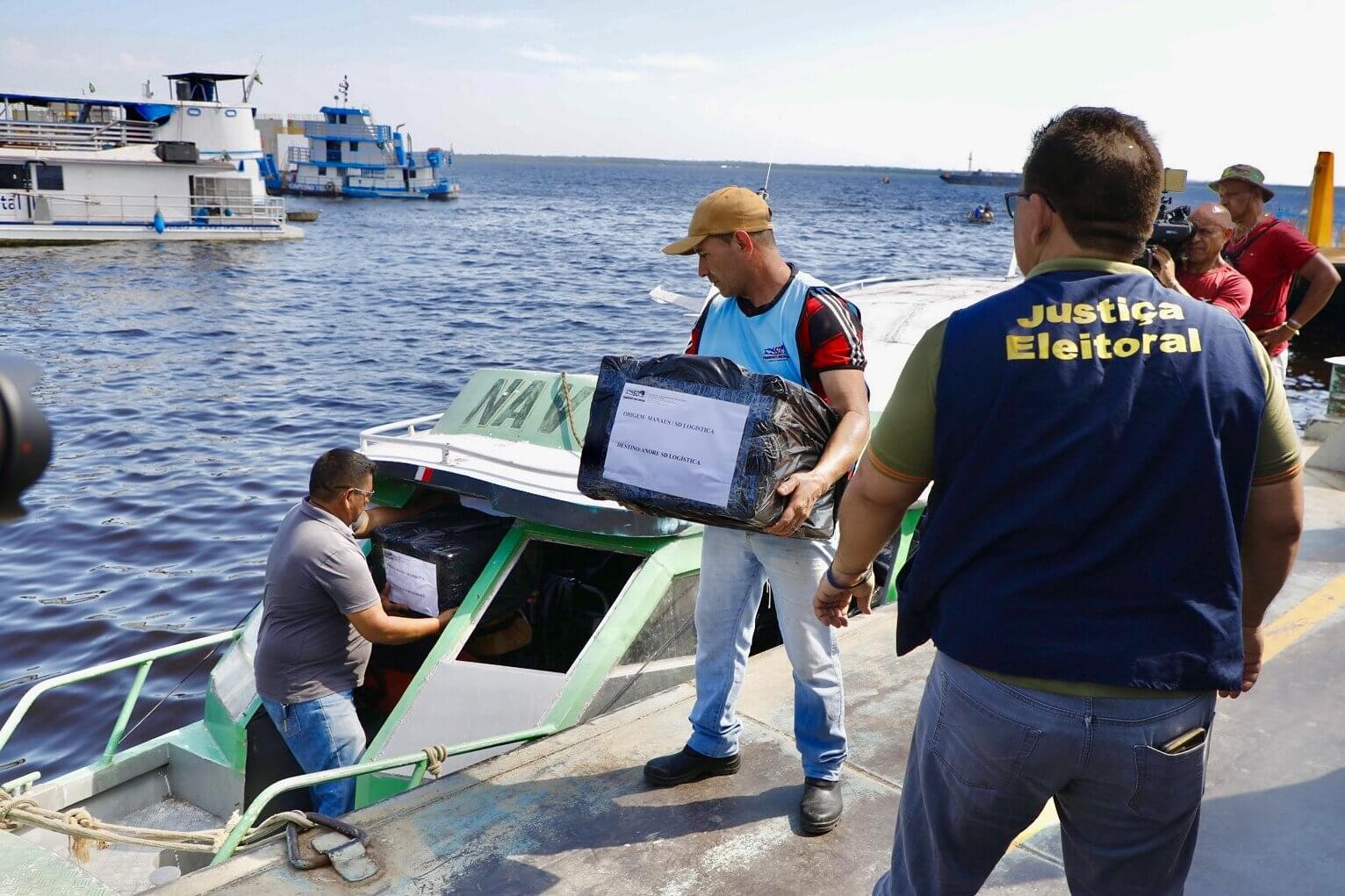 TRE-AM envia cerca de 100 urnas eletrônicas de Manaus para Anori e Tapauá durante operação para as Eleições 2026.