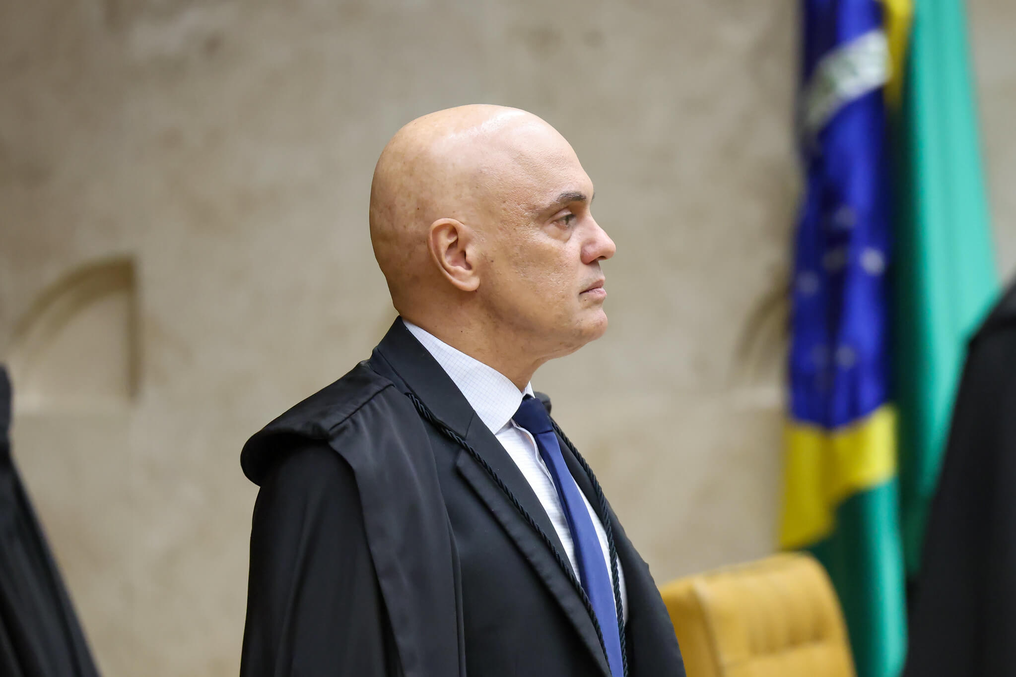 Moraes arquiva inquérito contra Marcos do Val, Oswaldo Eustáquio, Allan dos Santos e Ed Raposo após pedido da PGR por falta de provas.