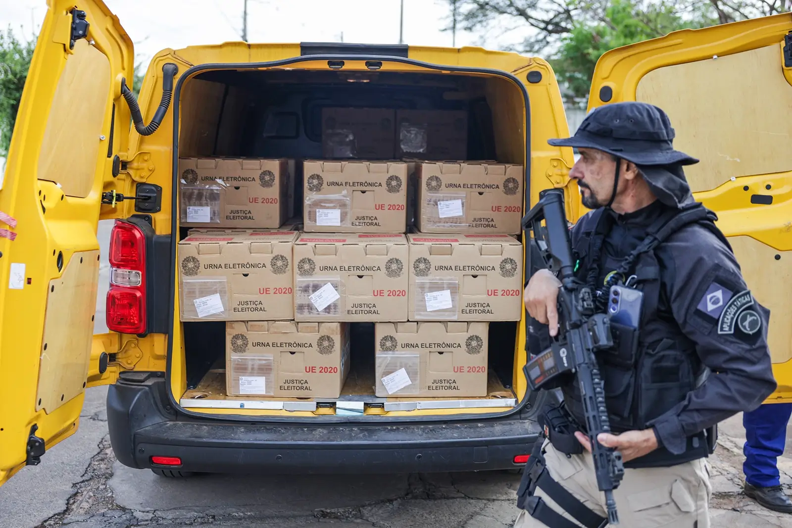 Forças Armadas mobilizam 25 mil militares para o segundo turno das eleições, com ações de segurança em 306 municípios e apoio logístico.