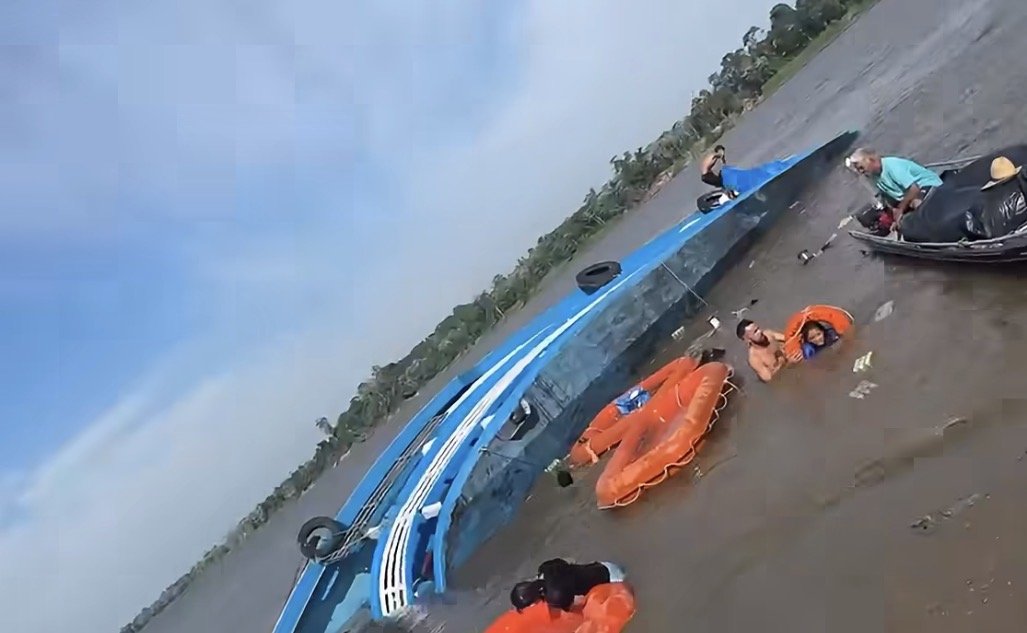 Barco com destino a Maués naufraga após possível colisão com tronco. Passageiros foram resgatados nas proximidades de Boa Vista do Ramos.