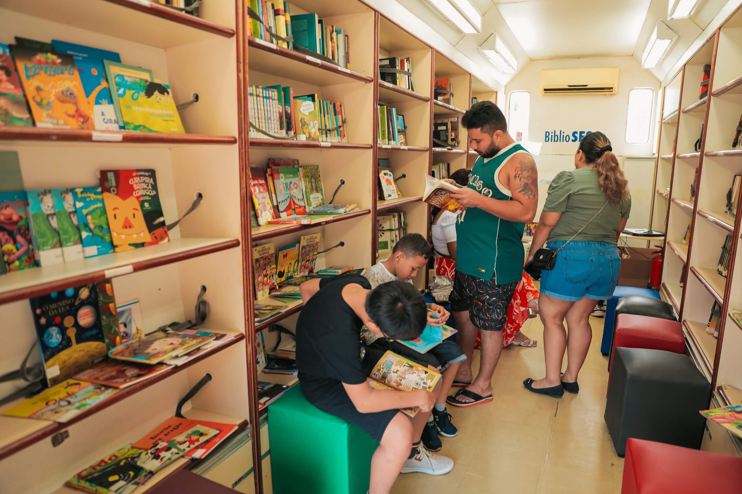 BiblioSesc promove troca de livros e atividades literárias gratuitas no Largo de São Sebastião, em Manaus, até 11 de outubro. Confira a programação.