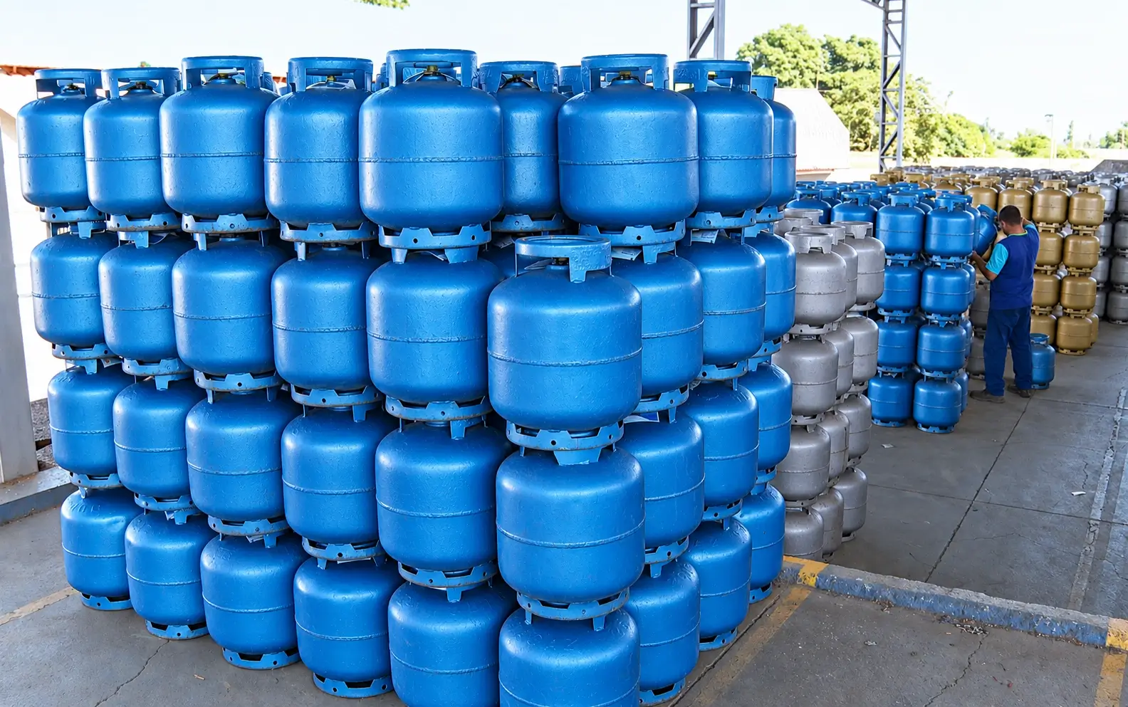 O Confaz confirmou o aumento do ICMS sobre combustíveis a partir de 2027. Confira os novos valores cobrados para a gasolina, o diesel e o gás de cozinha.