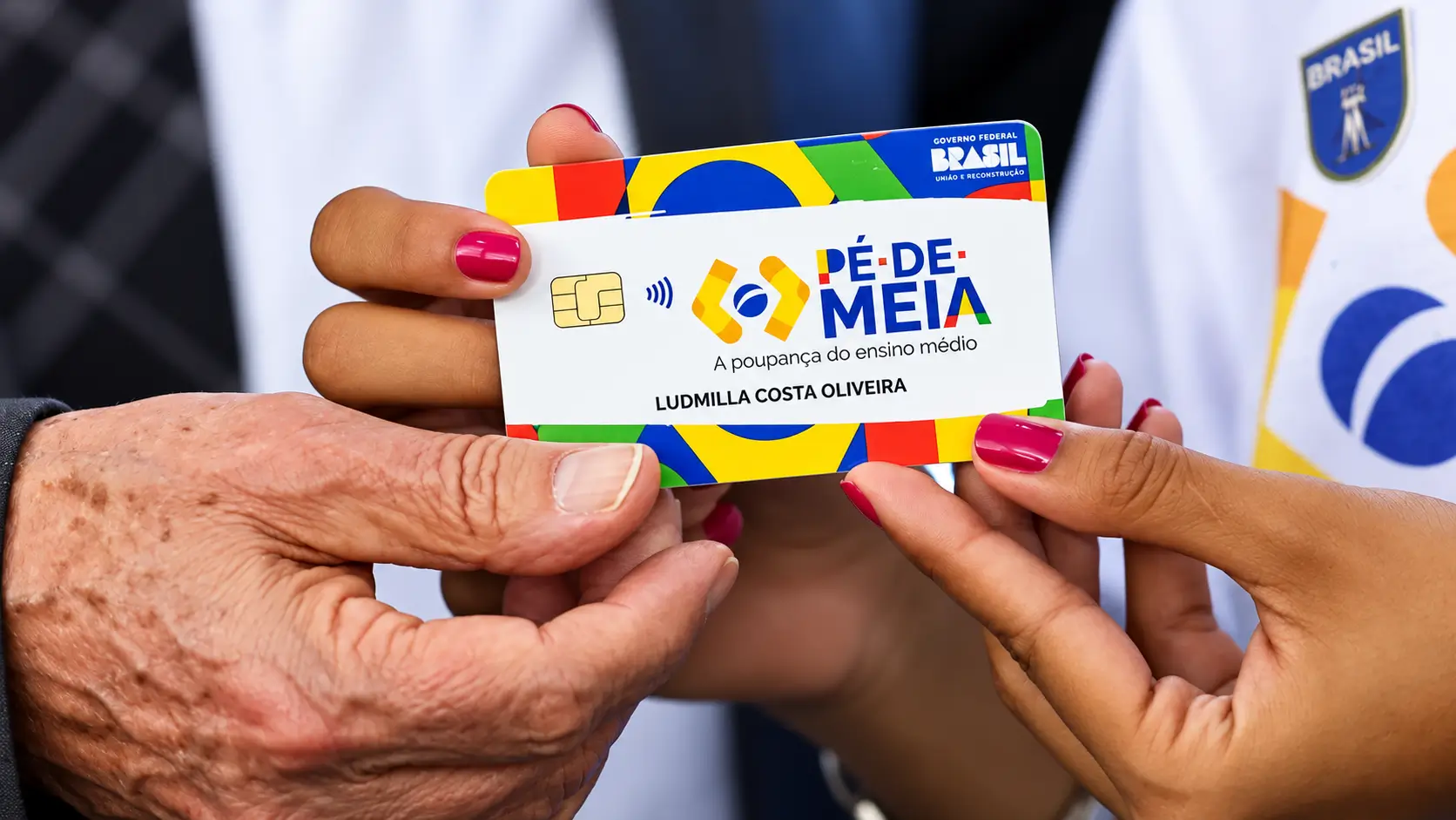 Lula promete criar o Pé-de-Meia Universitário em 2027, com bolsa de R$ 700 mensais e poupança de R$ 10 mil ao fim do curso, caso seja reeleito.