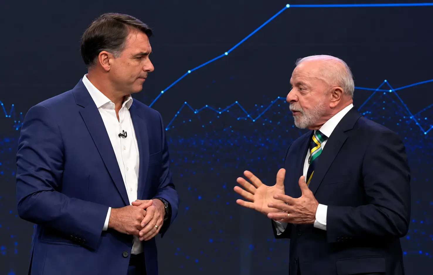 Lula e Flávio Bolsonaro se enfrentam em debate na Band e discutem escala 6x1, segurança pública, SUS, corrupção e relação com os Estados Unidos.