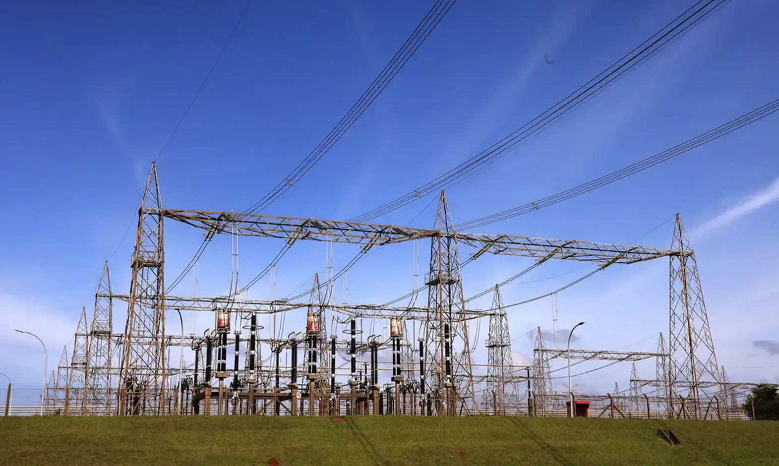 Distribuidoras preparam operação especial para garantir energia elétrica no dia da eleição, sob determinação da Aneel e com foco em locais de votação.